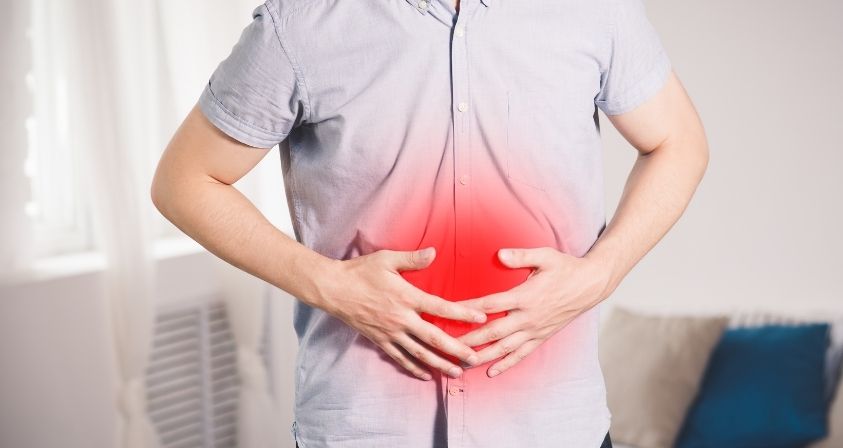 αντρας με κοιλιακό άλγος